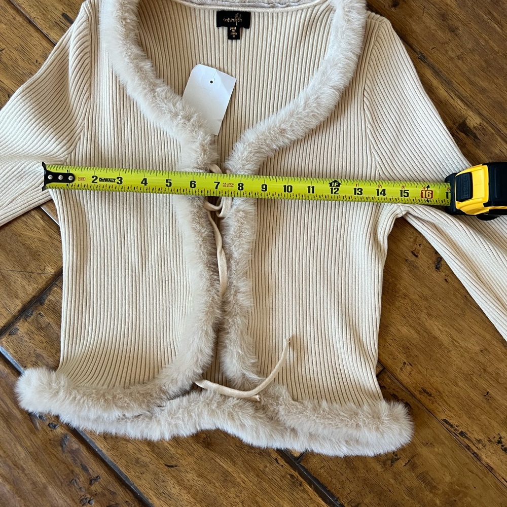 Chic Beige Fur-Trimmed Cardigan - Picture 8 of 8